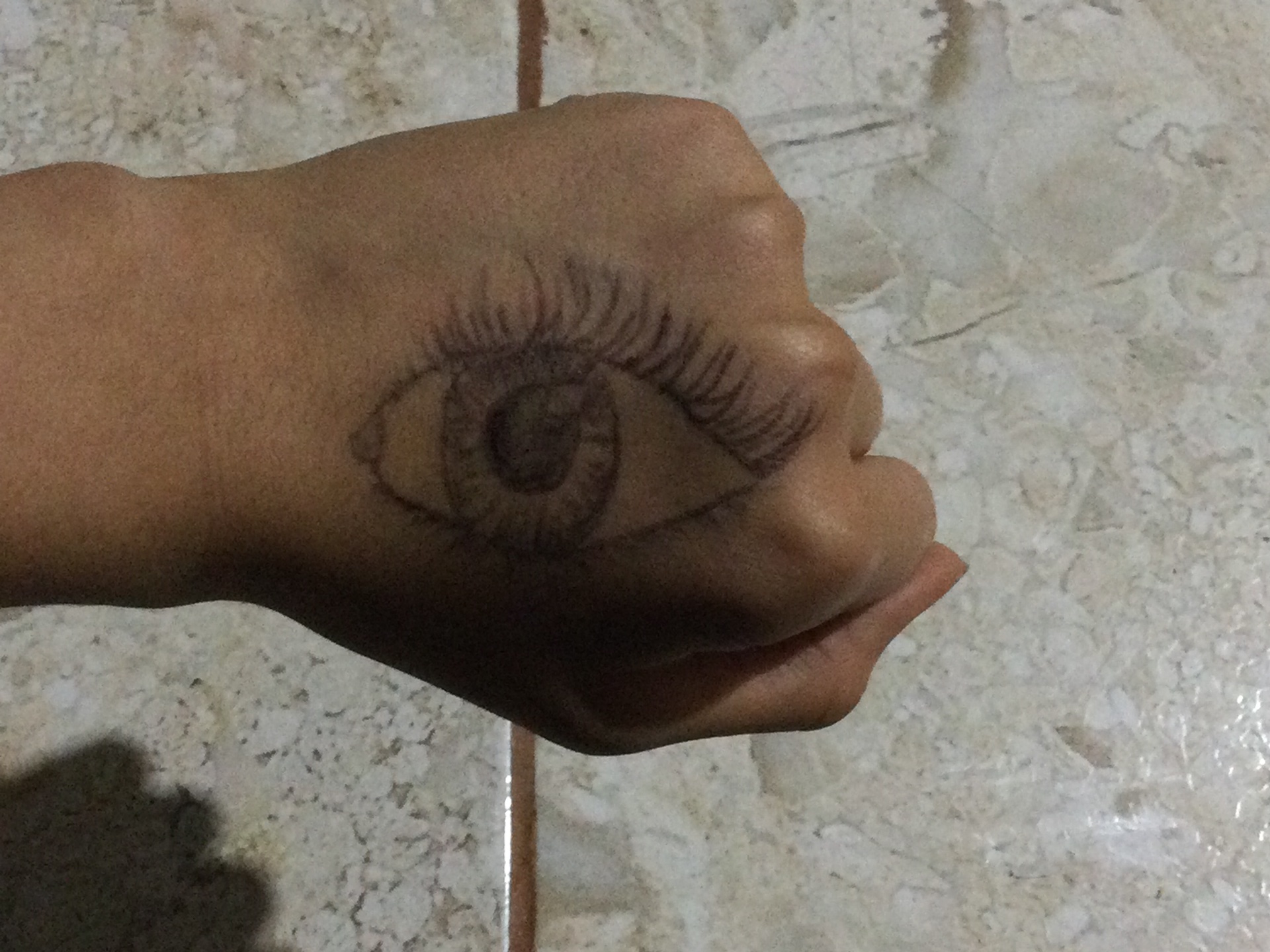 Logre hacer un ojo en mi mano gracias a los mejore profesores teacher y aangie