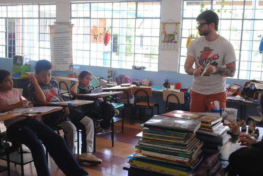 Teacher Explaining i+1 Hábitos.JPG